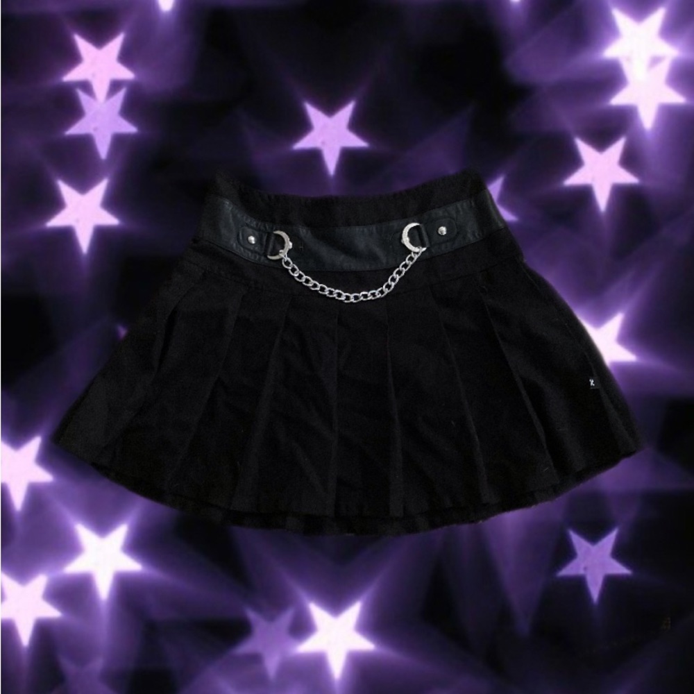 ⭐️Hot Topic⭐️ Black Pleaded Skirt With Chain